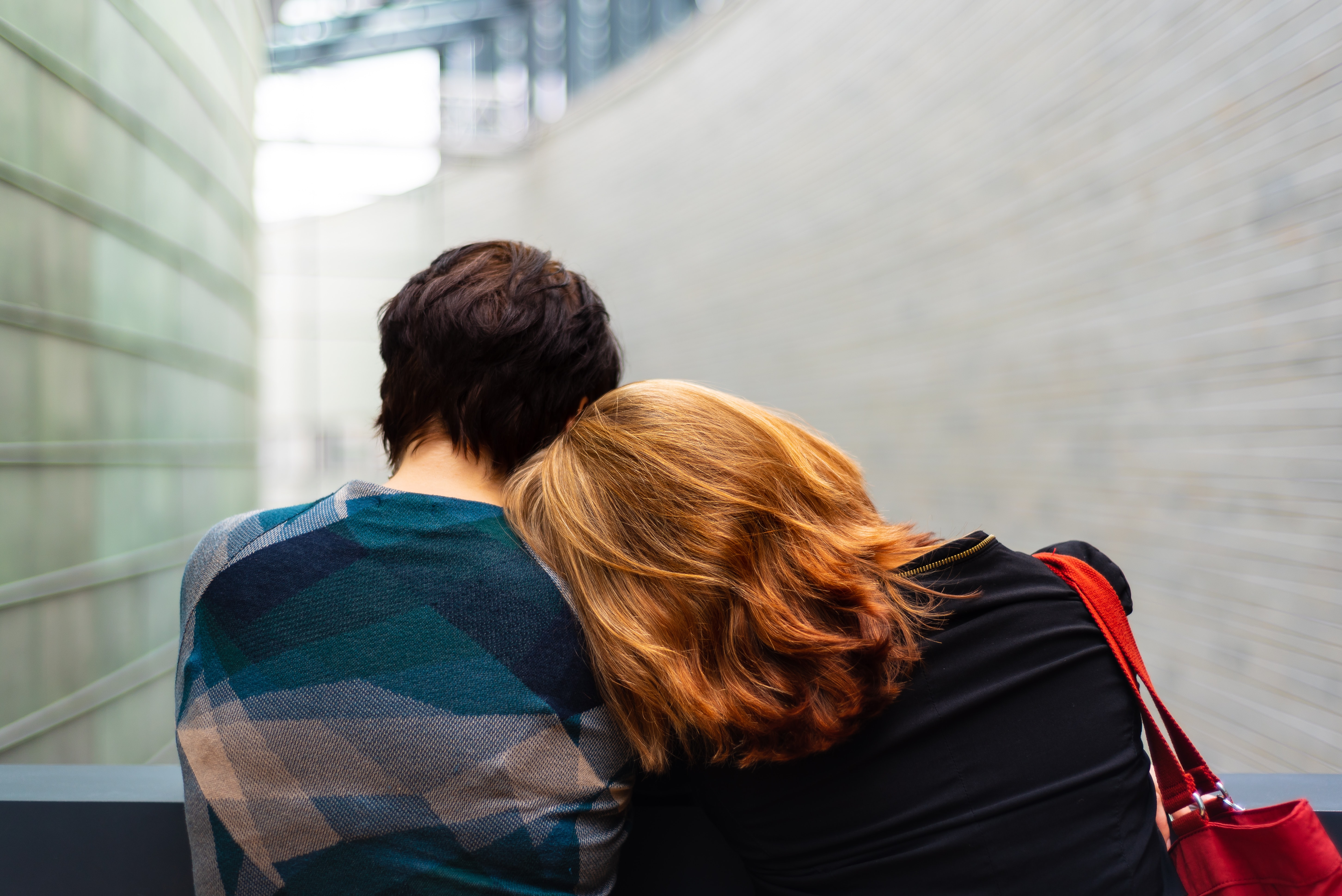 leaning on a friend's shoulder_expat nest tips for supporting a loved one through loss