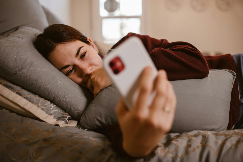 social media and mental health expat nest pexels rdne